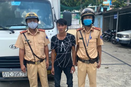 Tài xế đâm kim tiêm vào CSGT TP.HCM