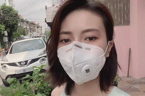 Cô gái Việt làm bánh, trà tặng cảnh sát ở tâm dịch Campuchia