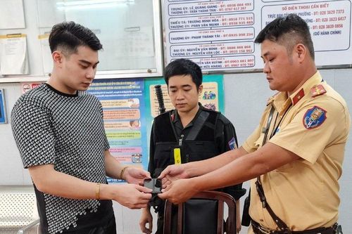 CSGT TP.HCM truy đuổi 2 tên cướp, lấy lại điện thoại cho người dân