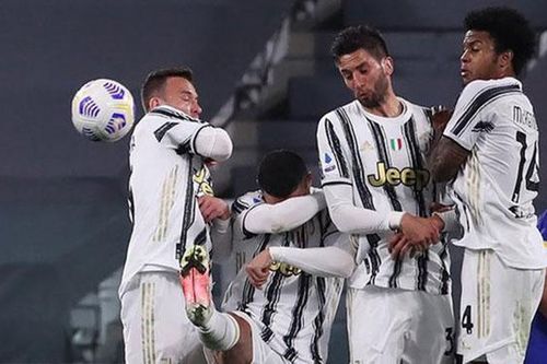 Ronaldo lại cúi đầu né cú sút phạt của cầu thủ Parma