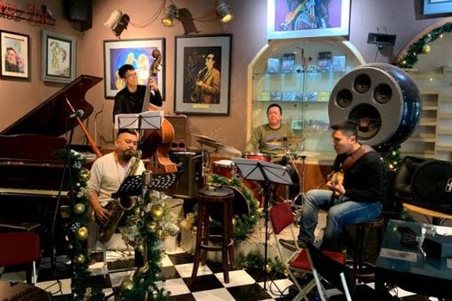 Nghệ sĩ Quyền Thiện Đắc chơi jazz với quan họ