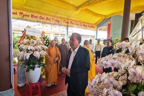 Phó Thủ tướng Thường trực viếng Trưởng lão Hòa thượng Thích Thiện Duyên