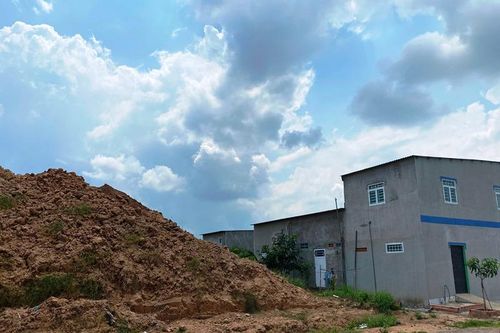 Phản hồi vụ dân vùng sạt lở khổ với 'núi đất'