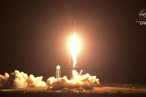 Tàu tên lửa của SpaceX phóng bốn phi hành gia lên trạm vũ trụ
