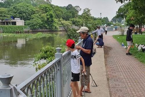 Chấn chỉnh tình trạng câu cá ở bờ kè