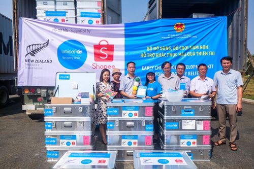 UNICEF tặng 900 bộ đồ dùng, đồ chơi mầm non cho trẻ em 4 tỉnh miền Trung