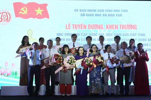 Kon Tum tuyên dương giáo viên dạy giỏi và học sinh giỏi cấp quốc gia