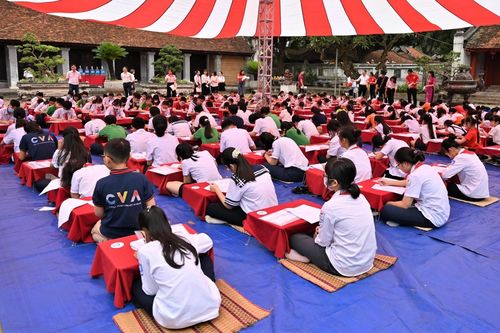 Thí sinh nhí thi 'trạng nguyên', 'bảng nhãn', 'thám hoa' tại Văn Miếu Quốc Tử Giám