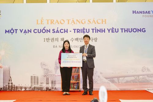 Đà Nẵng: Tiếp nhận 1 vạn cuốn sách cho HS tiểu học từ quỹ HansaeYes24 Foundation