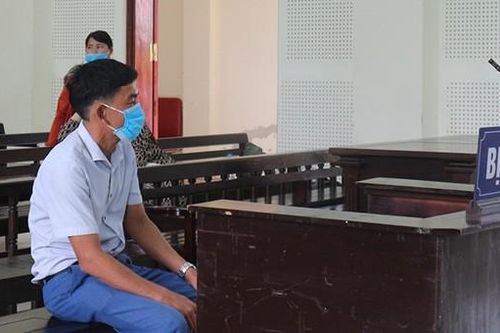 Cầm búa sắt bổ thẳng vào mặt hàng xóm vì chuyện 'cái cống nước'
