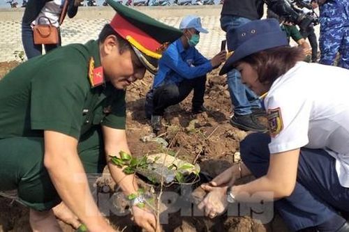 Tặng nhiều phần quà cho học sinh nghèo trong 'Nghĩa tình biên giới, biển đảo'