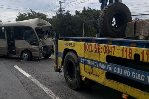 Xe khách chạy tốc độ cao tông trúng xe máy, hai cha con thương vong