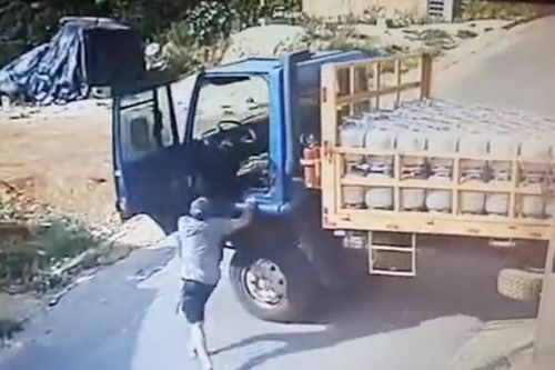 Xe tải trôi tự do, tài xế cuống cuồng đuổi theo