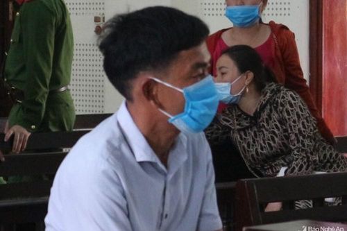 Dùng búa bổ mặt hàng xóm vì cống thoát nước