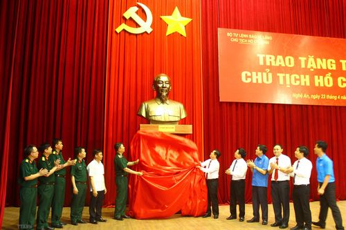 Bộ Tư lệnh Bảo vệ Lăng Chủ tịch Hồ Chí Minh tặng Nghệ An tượng Bác Hồ