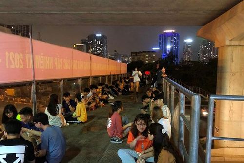 Phớt lờ biển cấm, nhiều bạn trẻ vô tư coi cầu vượt bộ hành là điểm tụ tập