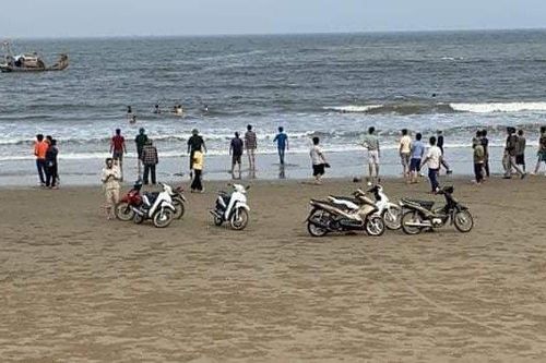 Thanh Hóa: Đi tắm biển, 4 học sinh bị nước cuốn trôi