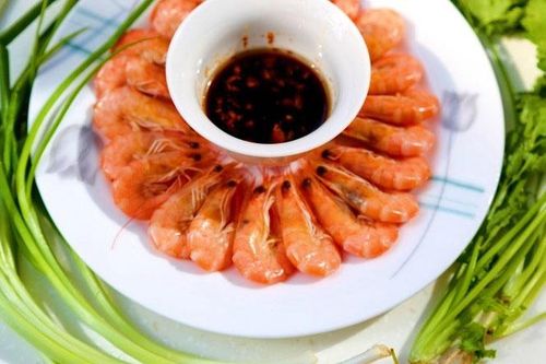 Luộc tôm thêm muối, dùng nước lạnh hay nóng? Đầu bếp bảo đều sai, làm thế này mới chuẩn!