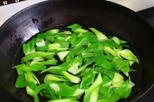 Chần rau trước khi xào bao lâu thì được, làm sai rau sẽ thâm đen, không giòn chẳng ngon