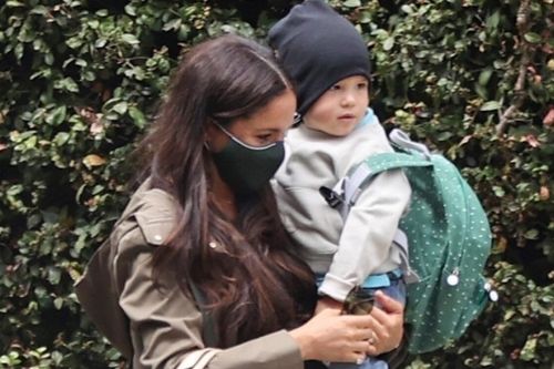 Meghan bụng bầu vượt mặt bế con trai Archie