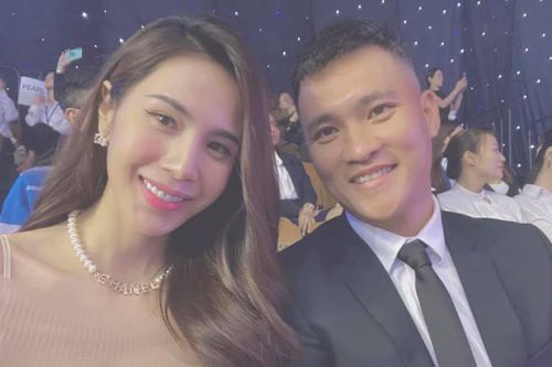 Được chồng tháp tùng đi sự kiện, Thủy Tiên 'than phiền' thái độ của Công Vinh khi đối diện người đẹp