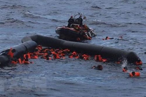 Phát hiện một con thuyền bị đắm cùng với 10 thi thể ngoài khơi Libya