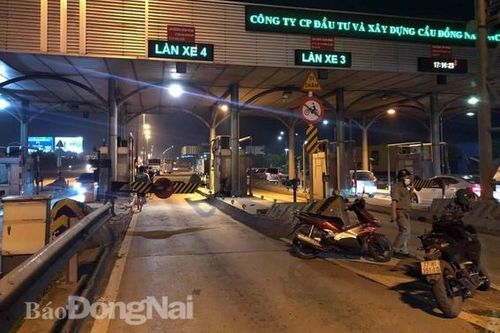Điều khiển xe máy va vào trạm thu phí, 1 người tử vong