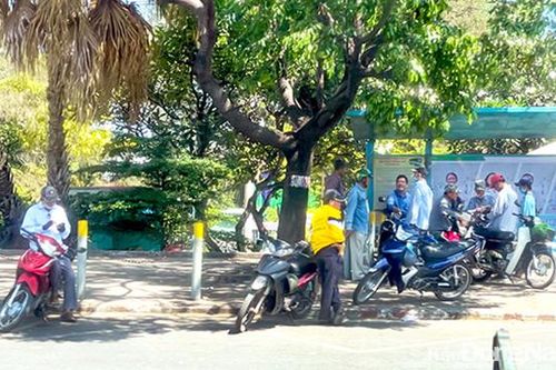 Trạm xe buýt bị 'chiếm dụng'