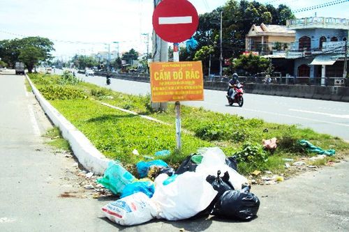 Đổ rác trên dải phân cách