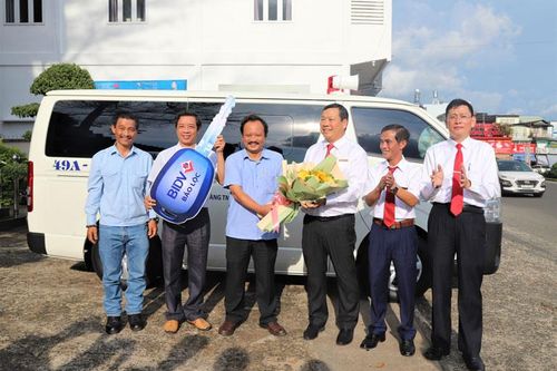 BIDV chi nhánh Bảo Lộc tặng xe cứu thương cho Bệnh viện II Lâm Đồng