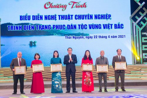 Biểu diễn nghệ thuật và trình diễn trang phục dân tộc