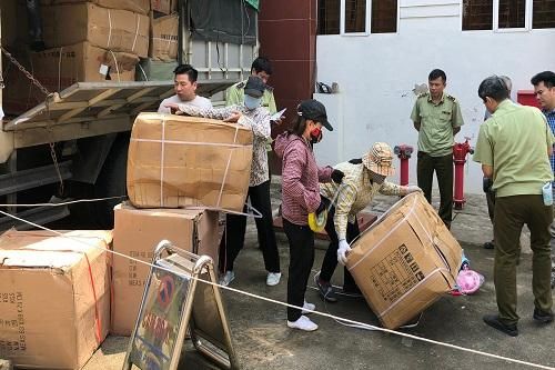 Lào Cai: Ngăn chặn trên 12.000 sản phẩm đồ chơi trẻ em trôi nổi