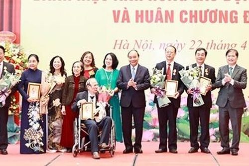 Chủ tịch nước Nguyễn Xuân Phúc trao tặng danh hiệu cao quý cho các nhà khoa học xuất sắc
