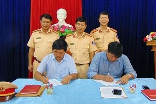 Doanh nghiệp vận tải Quảng Nam ký cam kết tuân thủ Luật Giao thông đường bộ