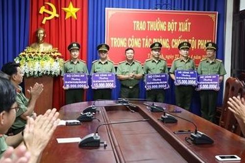 Khen thưởng 5 tập thể xuất sắc phá nhiều đường dây xuất cảnh trái phép