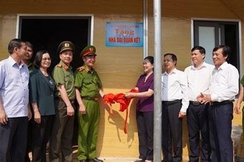 Trao 10 nhà đại đoàn kết cho hộ nghèo tại huyện Mai Châu
