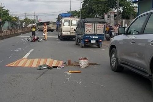 Xe khách chạy tốc độ cao tông xe máy, 1 nữ sinh tử vong thương tâm