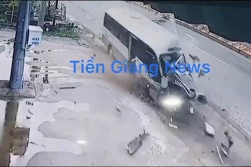 Xe khách tông xe máy, học sinh lớp 8 chết thương tâm