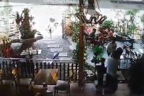 Công an triệu tập tên côn đồ đánh người ngất xỉu trong quán cà phê