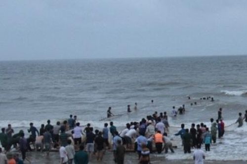 Thanh Hóa: Hàng trăm người tìm kiếm tung tích 3 em nhỏ mất tích trên biển