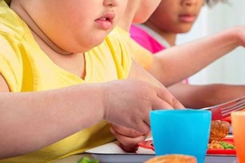Bé 5 tuổi nặng 40kg đầy rẫy nguy cơ bệnh tật