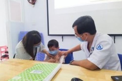 Móc khóa kim loại nằm trong phế quản bé 5 tuổi qua 2 tháng