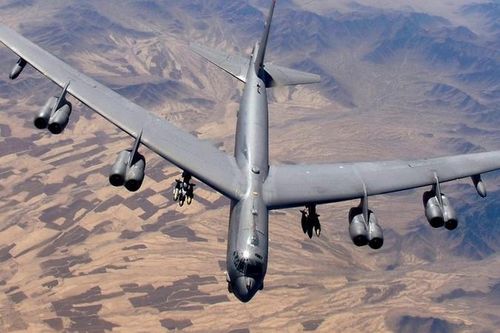 Mỹ triển khai B-52, tàu sân bay bảo vệ việc rút quân khỏi Afghanistan