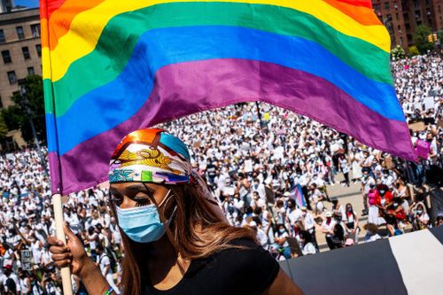 Đại sứ quán Mỹ trên toàn cầu được phép treo cờ LGBT trở lại