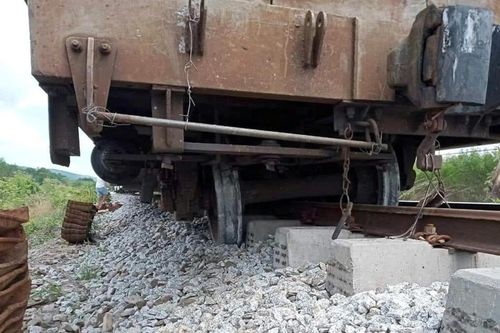 Tàu hàng trật bánh, đường sắt Bắc - Nam bị ngưng trệ nhiều giờ