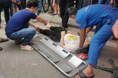 Xe bán tải tông liên hoàn, 2 người nhập viện