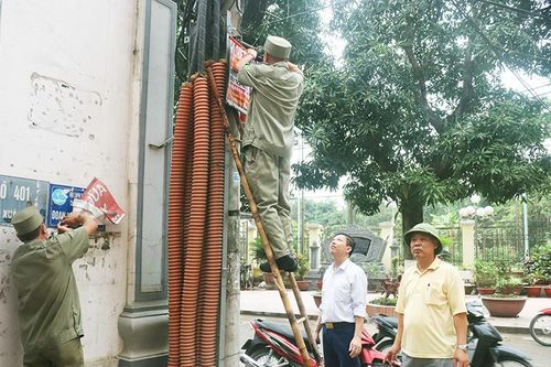 Quận Bắc Từ Liêm ra quân tổng vệ sinh môi trường, bóc xóa quảng cáo rao vặt chào mừng ngày bầu cử