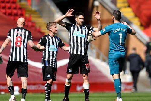 Liverpool 1-1 Newcastle: Công làm thủ phá, Liverpool đánh rơi chiến thắng vào phút cuối