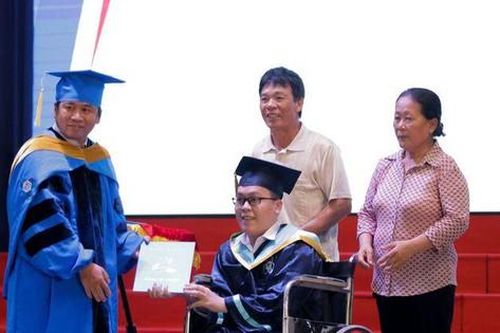Tân Kỹ sư ngành Máy tính nhận bằng tốt nghiệp trên xe lăn