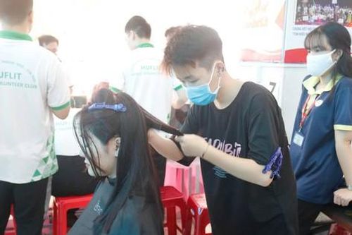 Hiến tóc vì bệnh nhân ung thư